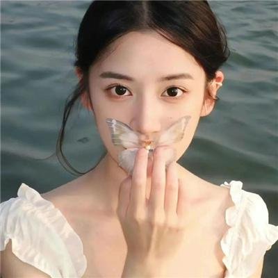 穿粉红色裤子的男孩